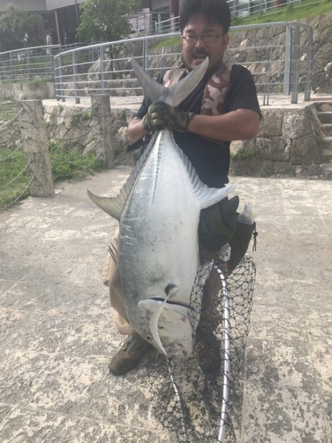一生一石 愉快豪快 沖縄那覇 安里川で巨大魚ロウニンアジ
