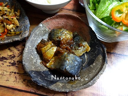 NANTONAKU　０６ー０２　黒ごまでキンピラ　サバの味噌煮　５０円惣菜　3