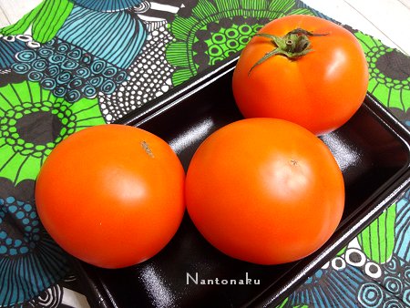 NANTONAKU　０７ー１７　オレンジ色のトマトはしっかりした実でなかなか美味しいのでした1