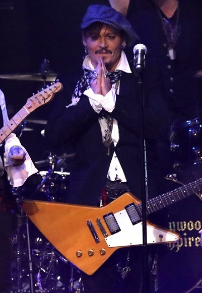 johnny-depp-hollywood-vampires-cover-david-bowies-heroes-on-late-late-show-05cc.jpg