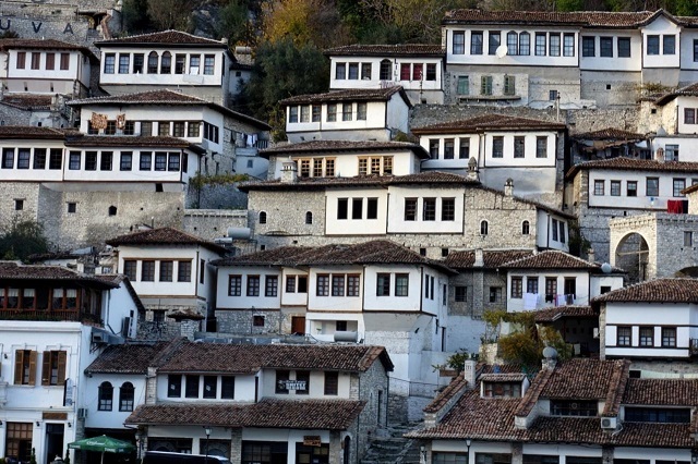 自宅の隣にアルバニアの世界遺産 千の窓の街 ベラトが 外国の品が好き