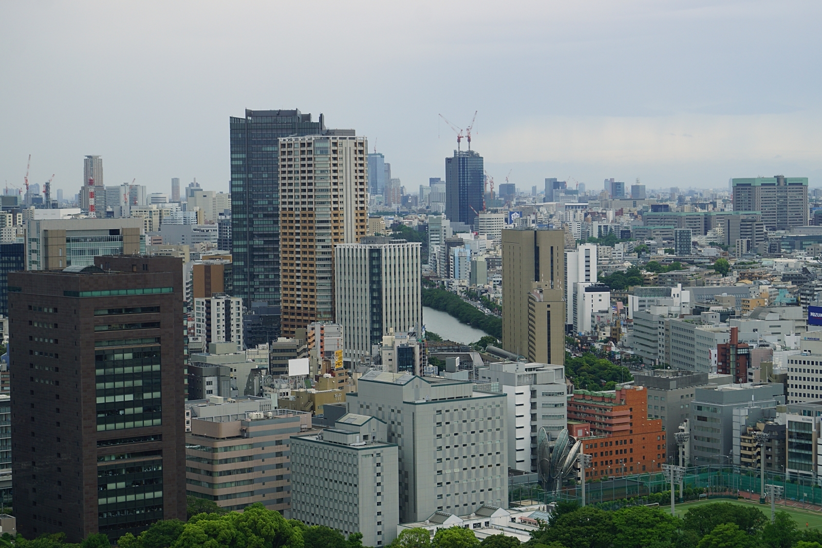 文京シビックセンター展望台から見た渋谷と新宿方面の超高層ビル群 凄まじい建設ラッシュ タワークレーン群 風景写真